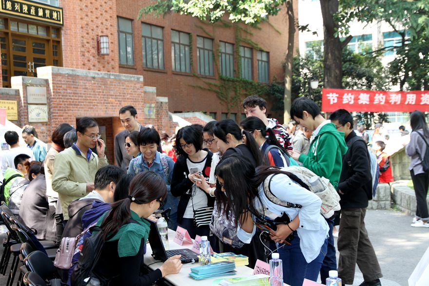 4月22日上午，第48个世界地球日主题宣传活动在南京地质博物馆举办广场咨询活动