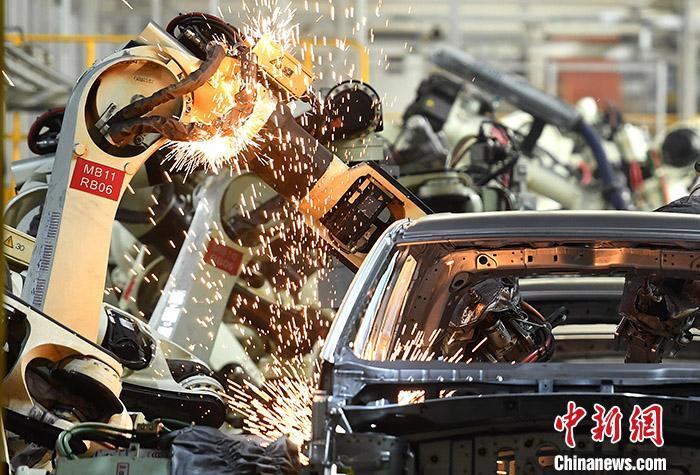 资料图为7月21日，重庆一汽车生产车间的忙碌景象。 <a target='_blank' href='http://www.chinanews.com/'>中新社</a>记者 陈超 摄
