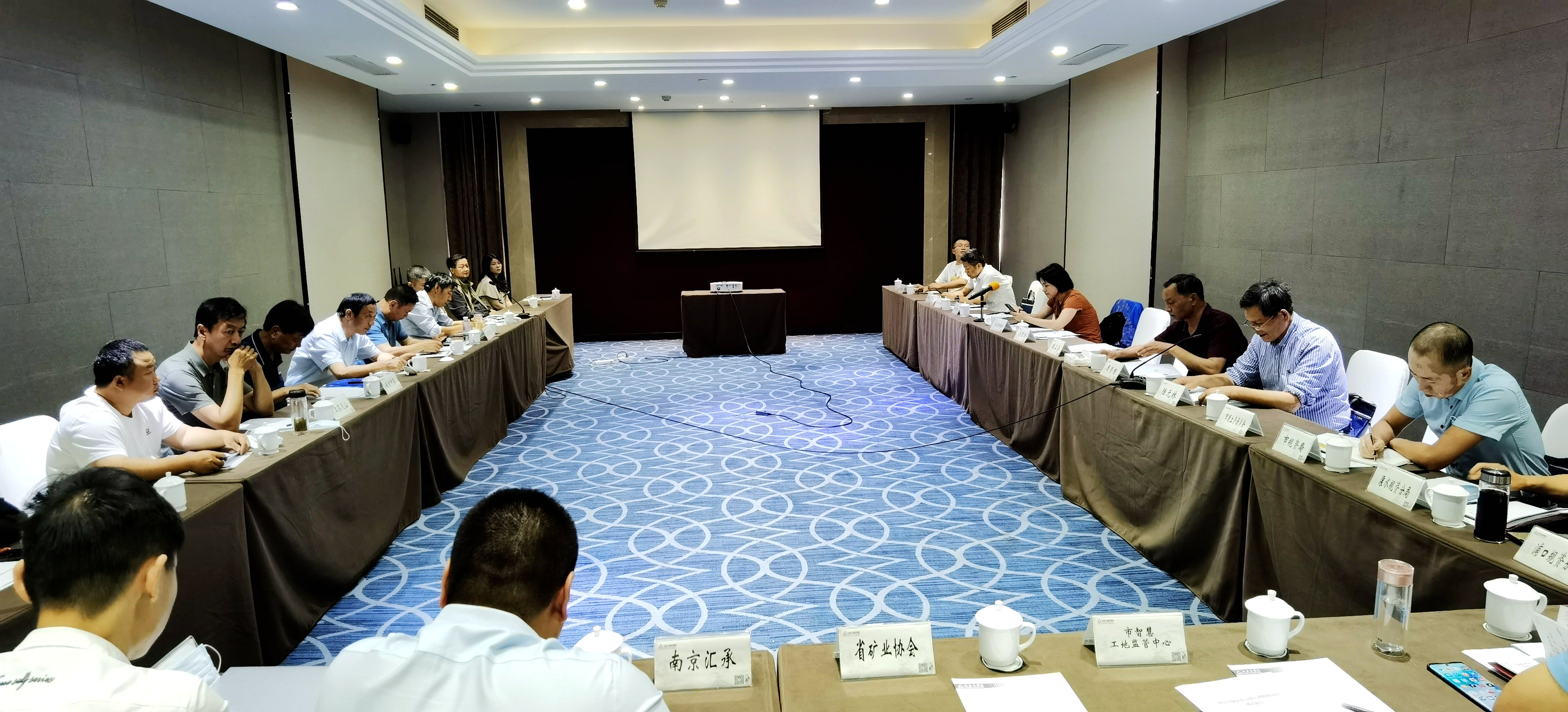 5月31日，省矿业协会组织召开矿山扬尘监测座谈会